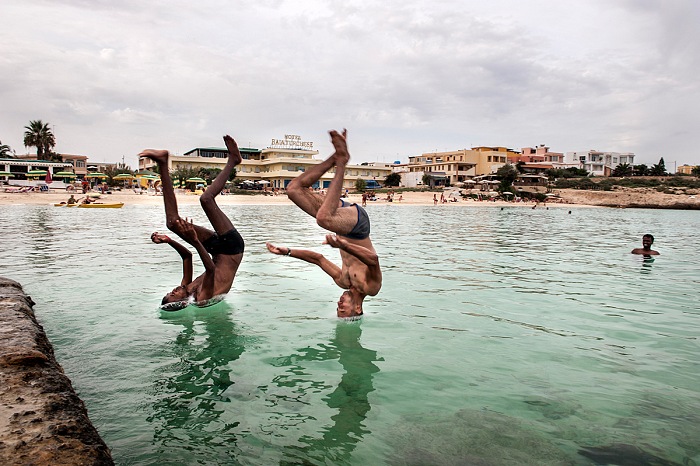 Isabella Balena, Un profugo somalo ed uno siriano sopravvissuti al naufragio del 3 ottobre fanno il bagno in una spiaggia, 2013. Stampa ink-jet.  Isabella Balena