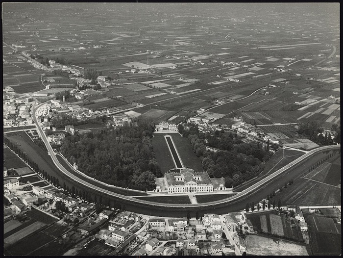 Veduta aerea del naviglio del Brenta e di Villa Pisani Nazionale a Stra, anni Cinquanta e Sessanta.  Archivio Artistico Borlui
