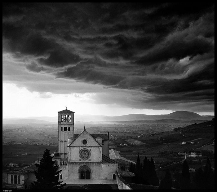 Elio Ciol, Nel buio di un temporale, Assisi, 1967.  Elio Ciol
