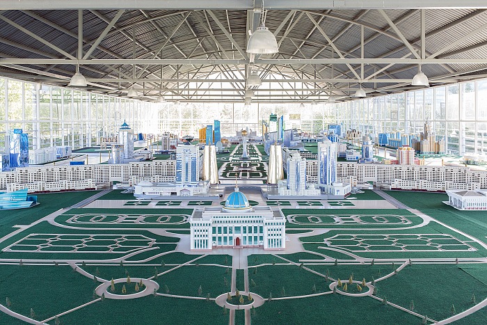 Filippo Venturi, modellino della citt di Astana all'interno di un capannone del museo Atameken. Il progetto, che dovrebbe completarsi nel 2030, prevede che la capitale spazier su un'area complessiva di 710 km. Astana, Kazakistan, 2018.  Filippo Venturi.