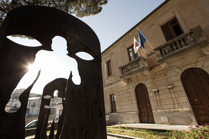 Gianfranco Ferraro, La statua bronzea che ricorda i famosi guerrieri Greci davanti al palazzo municipale della citt di Riace, da Il signor Sindaco e la Citt Futura.  Gianfranco Ferraro.