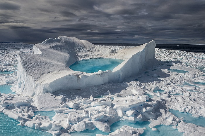 Brian J. Skerry, Iceberg in fusione ai margini dell'Isola di Baffin (Artico Canadese). Le datazioni al radiocarbonio di resti vegetali prelevati presso le fronti glaciali indicano che i ghiacciai della zona si trovano nelle posizioni pi arretrate in ben 40.000 anni.  Brian J. Skerry.
