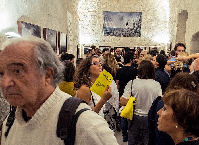 Visitatori alla mostra 6th Continent di Mattia Insolera durante l'inaugurazione della prima edizione di PhEST 2016 presso il Castello Carlo V a Monopoli.  FPmag.