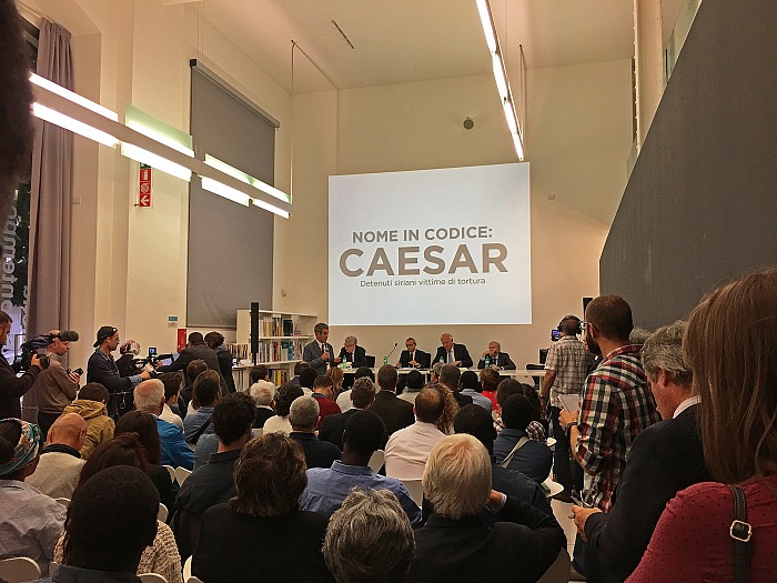 Un momento dell'inaugurazione della mostra Nome in codice: Caesar. Detenuti siriani vittime di tortura.  Mimmo Cacciuni Angelone.