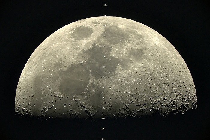 Il passaggio della Stazione Spaziale Internazionale, ISS  International Space Station, mentre attraversava il centro del primo quarto di Luna.  Thierry Legault.