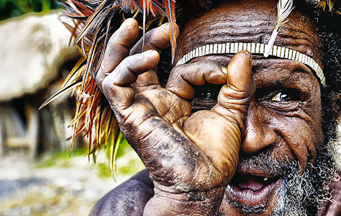 Magda Zelewska, Un uomo Dani del Papua Occidentale.  Magda Zelewska. L'immagine compare sul calendario 2017 di Survival International, mese di maggio