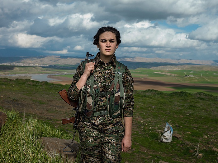 Newsha Tavakolian, Farashin Mehriva, 21 anni, da Qamishlou, dalla mostra Newsha Tavakolian.  Newsha Tavakolian/Magnum Photos.