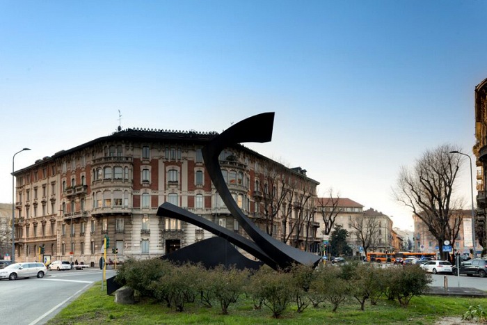 La scultura Gesto per la Libert (1972) di Carlo Ramous in Piazza Conciliazione a Milano