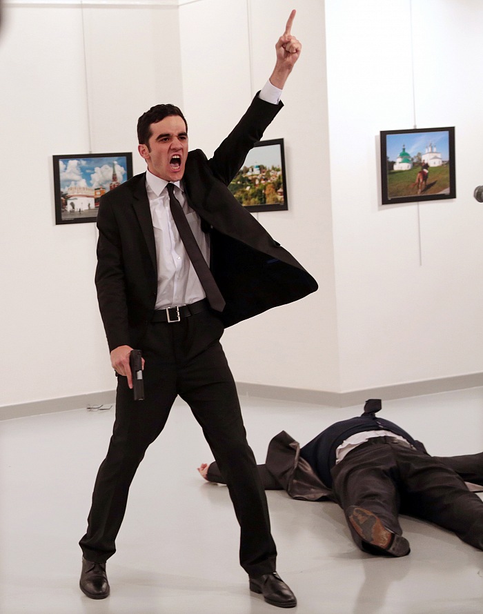 Burhan zbilici, The Associated Press, Un assassinio in Turchia, Premio World Press - Foto dellanno 2016. Courtesy Galleria Carla Sozzani, Milano