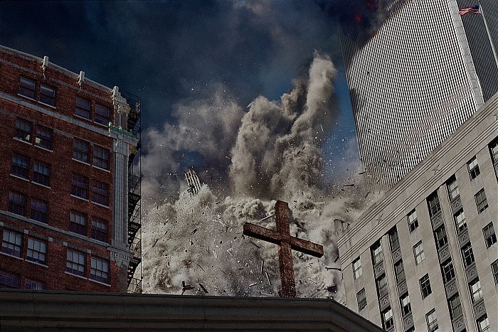 James Nachtwey, La torre sud del World Trade Center collassa in seguito allo schianto dellaereo, USA, New York, 2001.  James Nachtwey/Contrasto