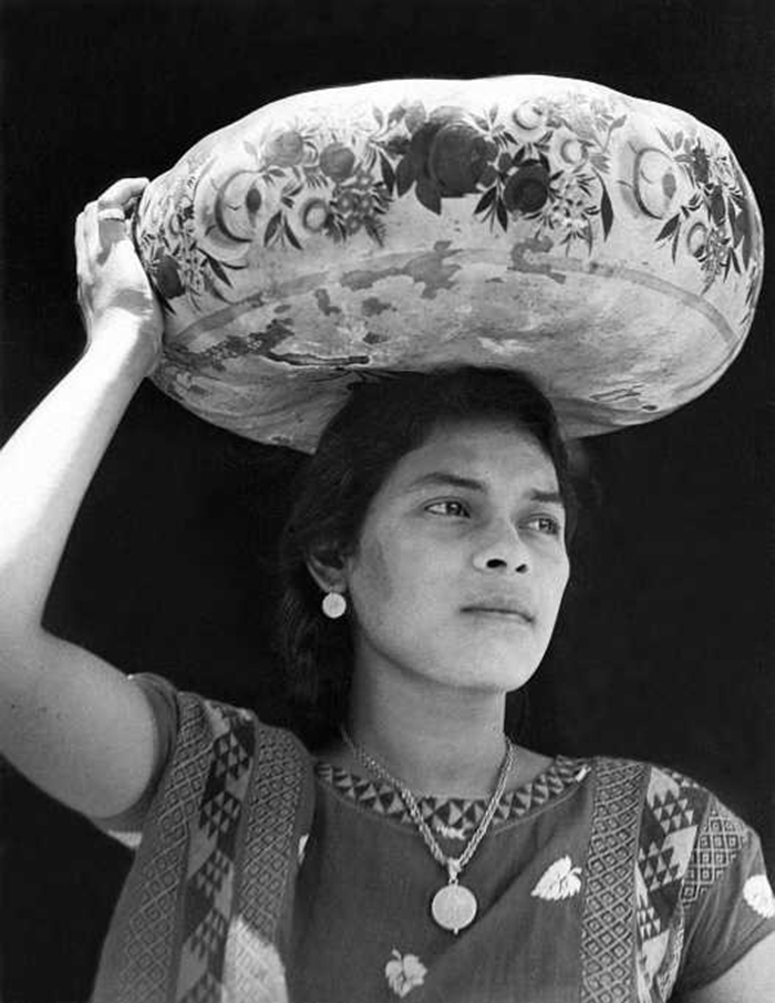 Tina Modotti, Donna di Tehuantepec, Messico, 1929.  Tina Modotti. Courtesy Galerie Bilderwelt/Reinhard Schultz
