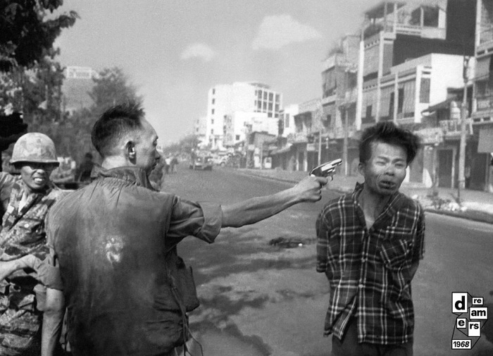 Un sospetto Viet Cong viene giustiziato per strada da Nguyen Ngoc Loan capo della Polizia Nazionale vietnamita a Saigon, 1 febbraio 1968.  Eddie Adams/AP/ANSA.