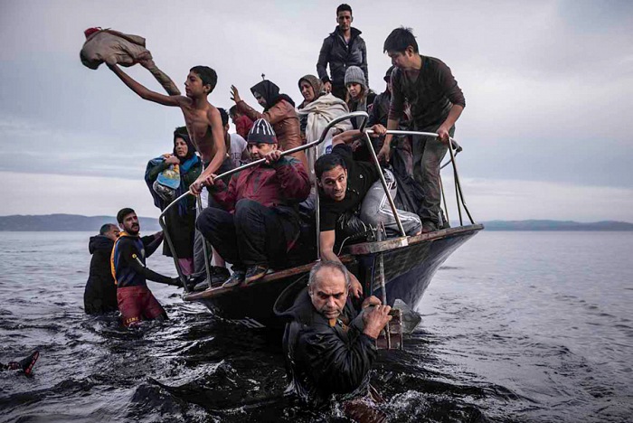 Sergey Ponomarev, Migrants arrive by a Turkish boat near the village of Skala, on the Greek island of Lesbos. Monday 16 November 2015. From the series: Europe Migration Crisis, 2015.  Sergey Ponomarev, Prix Pictet 2017
