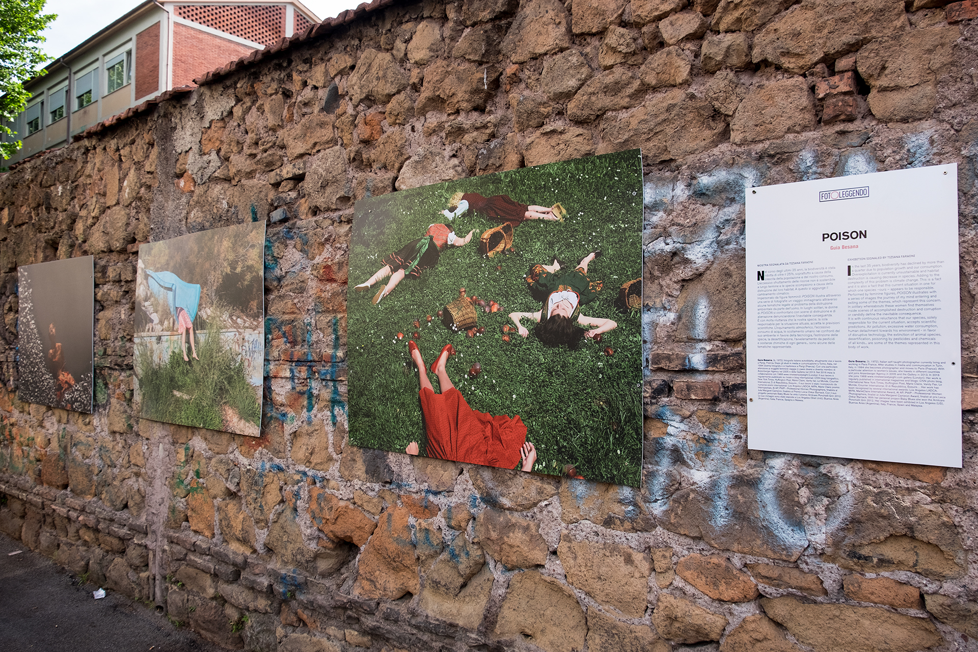 L'allestimento della mostra Poison di Guia Besana in via Libetta, di fronte alla sede di Officine Fotografiche Roma.  FPmag.