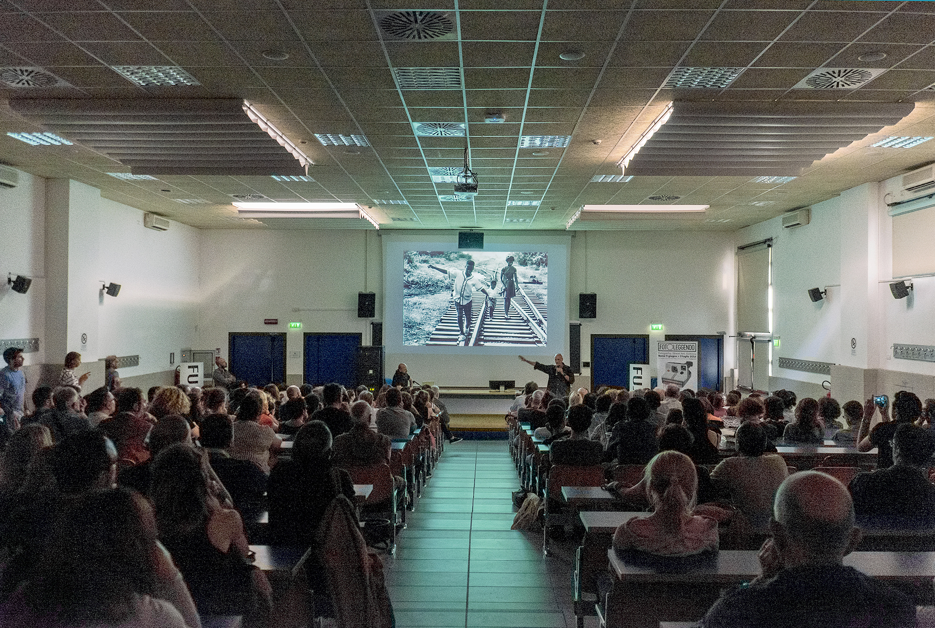 Un momento dell'affollato incontro pubblico tenuto da David Alan Harvey presso il DAMS.  FPmag.