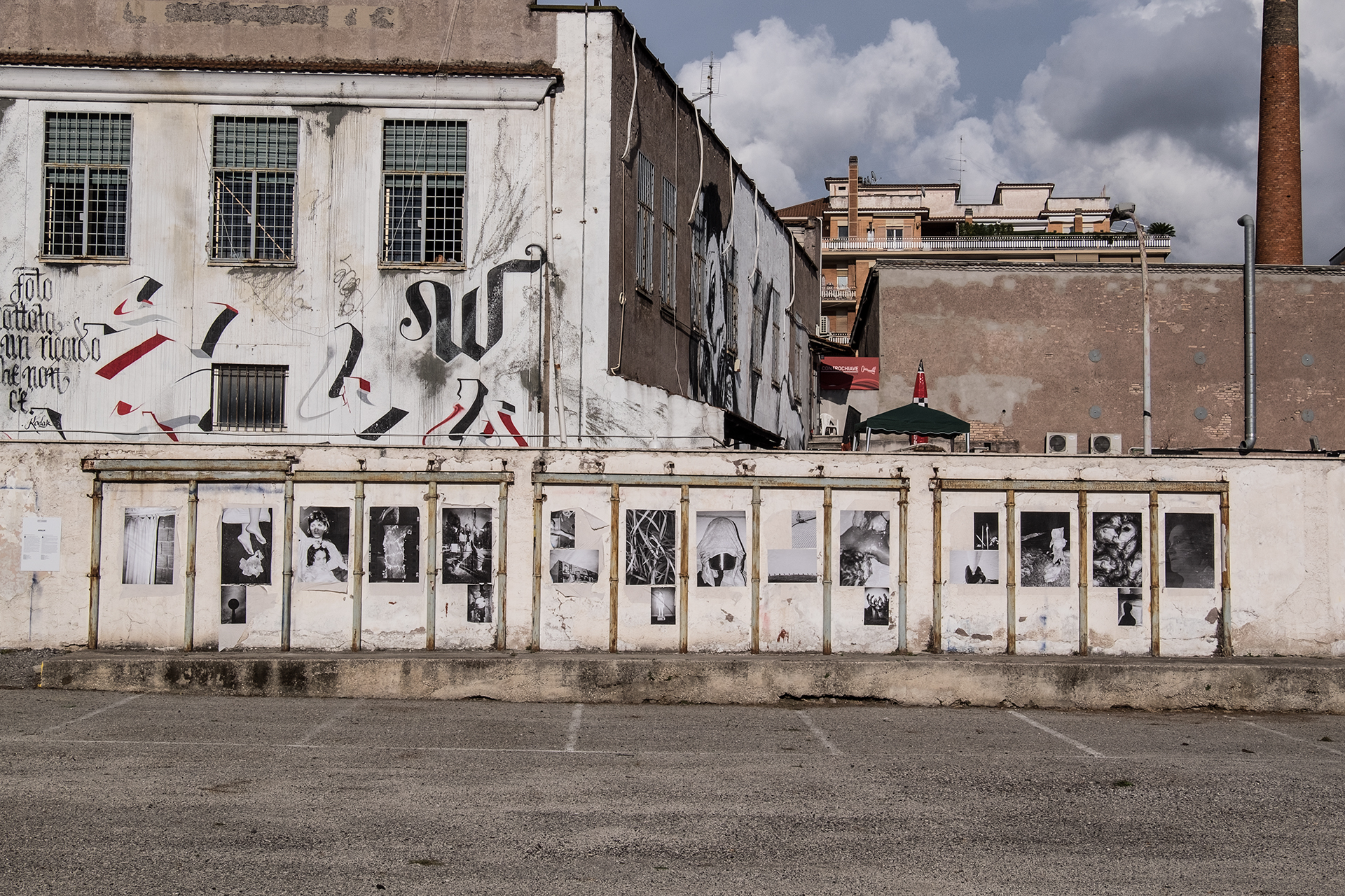 Durante la visita alla mostra Aralik, allestita presso il cortile del DAMS di Roma.  FPmag