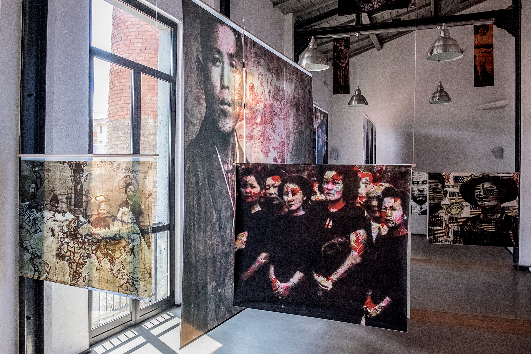 Durante la visita alla mostra Odyssey di Miki Nitadori negli spazi di Loft. © Stefania Biamonti/FPmag