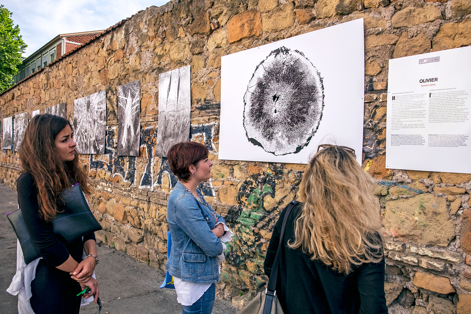 Durante la visita alla mostra Olivier di Flaminia Celata in via Libetta di fronte all'ingresso di Officine Fotografiche Roma.  FPmag.