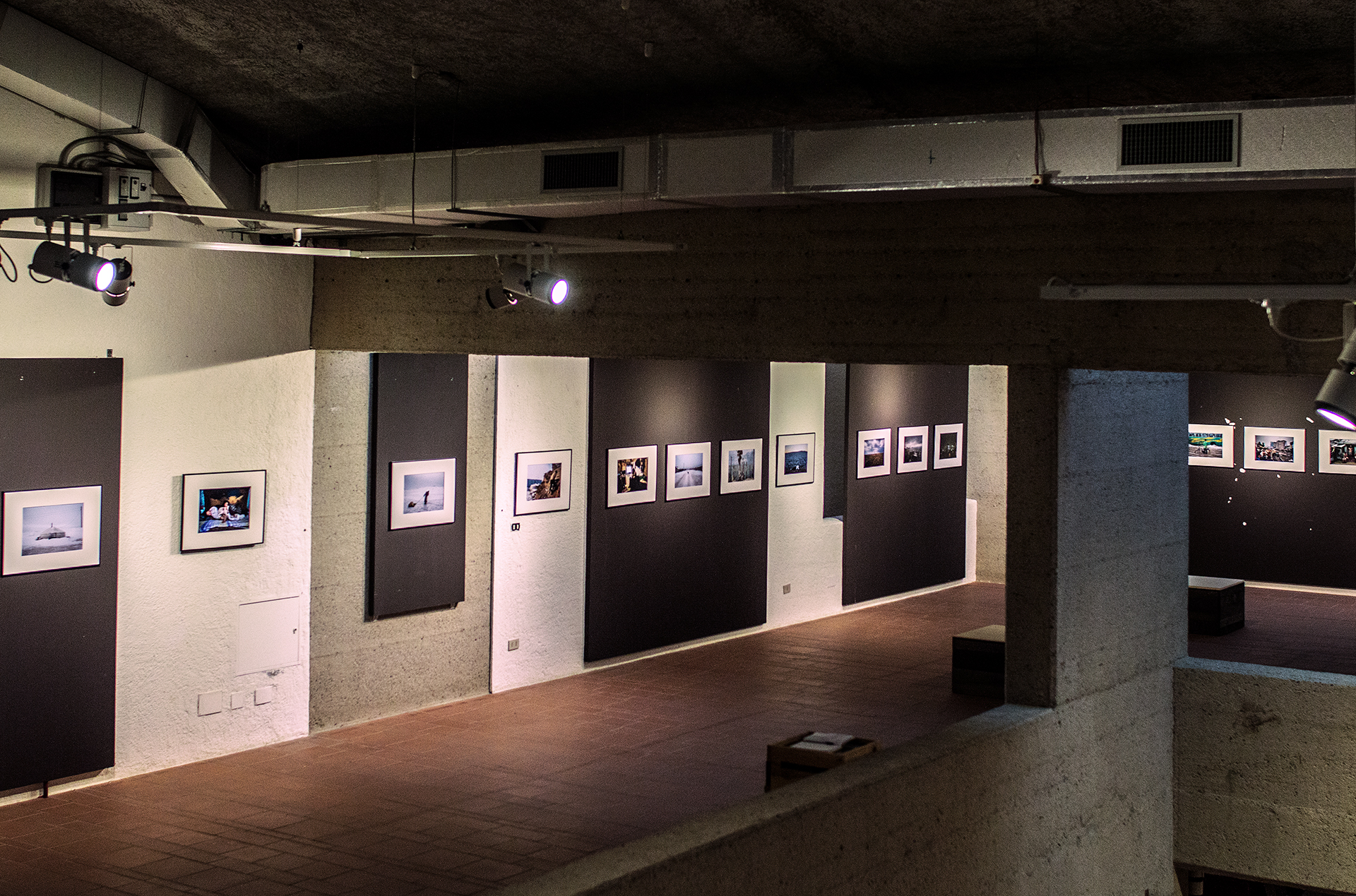 L'allestimento della mostra Migranti ambientali: l'ultima illusione di Alessandro Grassani.  FPmag.