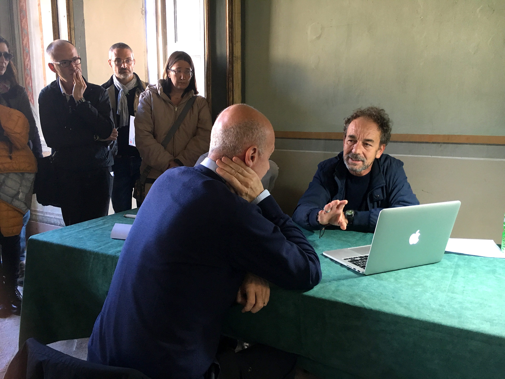 Emilio D'Itri durante le letture portfolio organizzate nell'ambito dell'Umbria World Fest 2016.  Bruno Panieri/FPmag