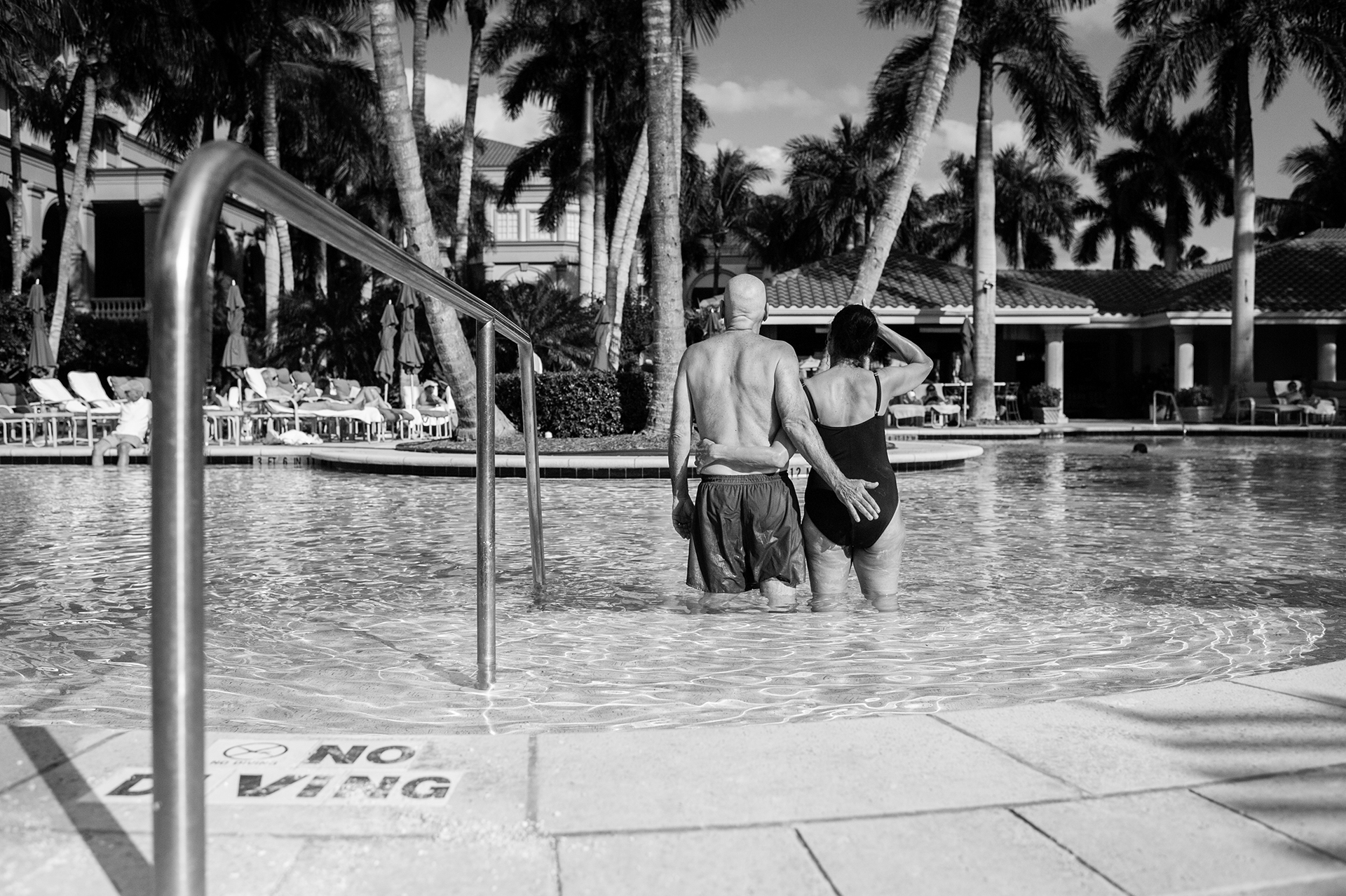 Prima dellinizio di un nuovo ciclo di chemioterapia, Howie e Laurel fanno una breve vacanza in Florida. La vita sta per cambiare drasticamente per la famiglia Borowick ed una piccola fuga dalla realt  necessaria per mente e corpo. Naples, Florida. Gennaio, 2013.  Nancy Borowick.