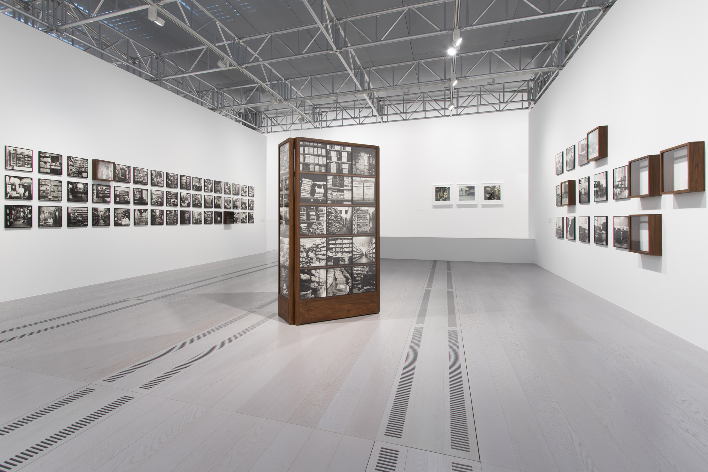 Un dettaglio dell'allestimento proposto dalla Fondazione MAST di Bologna per la mostra Dayanita Singh. Museum of Machines.  Fondazione MAST.