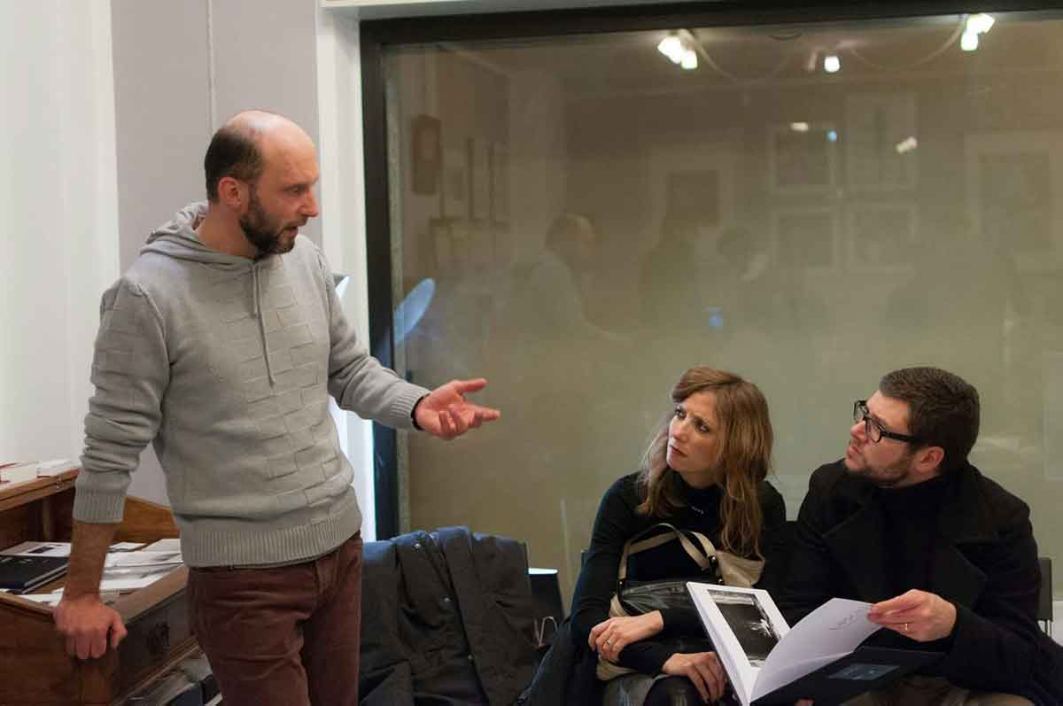 Il fotografo Roberto Toja durante la presentazione del suo volume Warum die Zeit presso la galleria Oot - La piccola bottega di fotografia a Stresa.  Dario Cuccato