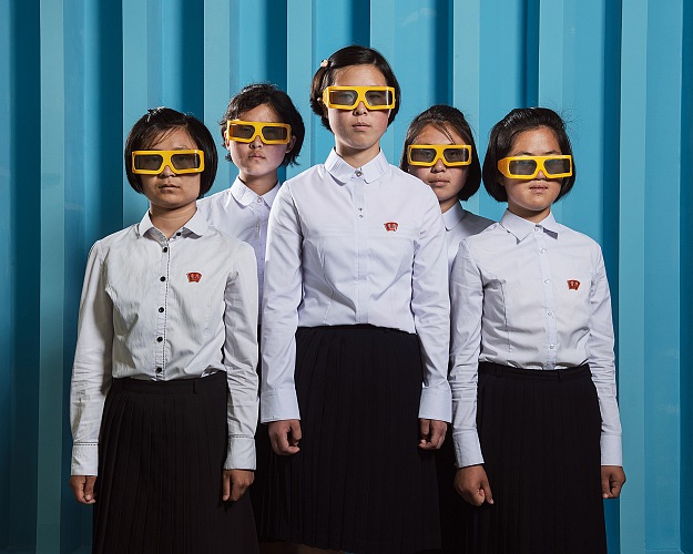 Stphan Gladieu, Kim Yun Gyong, Han Sol Gyong, Kim Won Gyong, Kang Sun Hwa et Kong Su Hyang au cinma 3D du SCI Tech Complex, Pyongyang, giugno 2018.  Stphan Gladieu, Courtesy de School Gallery/Olivier Castaing.