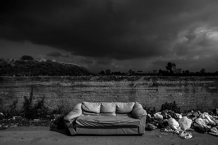 Stefano Schirato, Spazzatura in via Cinquevie, nel cuore della Terra dei fuochi, Casalnuovo, Napoli, 2015, dal libro Terra Mala, Living with Poison.  Stefano Schirato.