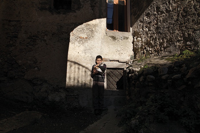 Riace, Italia 2014. Daniele, giovanissimo riacese tra i vicoli stretti di Riace.  Gianfranco Ferraro.