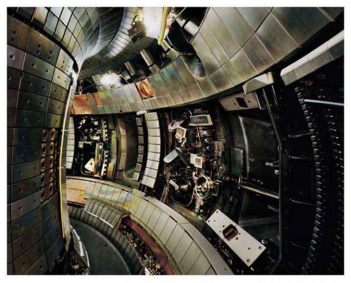 Thomas Struth, Interno del Tokamak, Asdex Upgrade 2, Istituto Max Planck di fisica del plasma, Garching, 2009. C-Print, Collezione MAST.  Thomas Struth