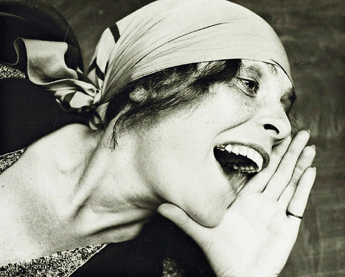 Alexander Rodchenko, Lilya Brik (1891-1978), definita dal poeta e politico cileno Pablo Neruda Musa dellavanguardia russa. Scrittrice e socialista russa, era in relazione con molte figure rilevanti dellavanguardia artistica russa negli anni tra il 1914 e il 1930. Fu amante dello scrittore Vladimir Mayakovsky e fu sposata a lungo con il poeta, editore e critico letterario Osip Brik (1888-1945).  Alexander Rodchenko/Heritage/AGF