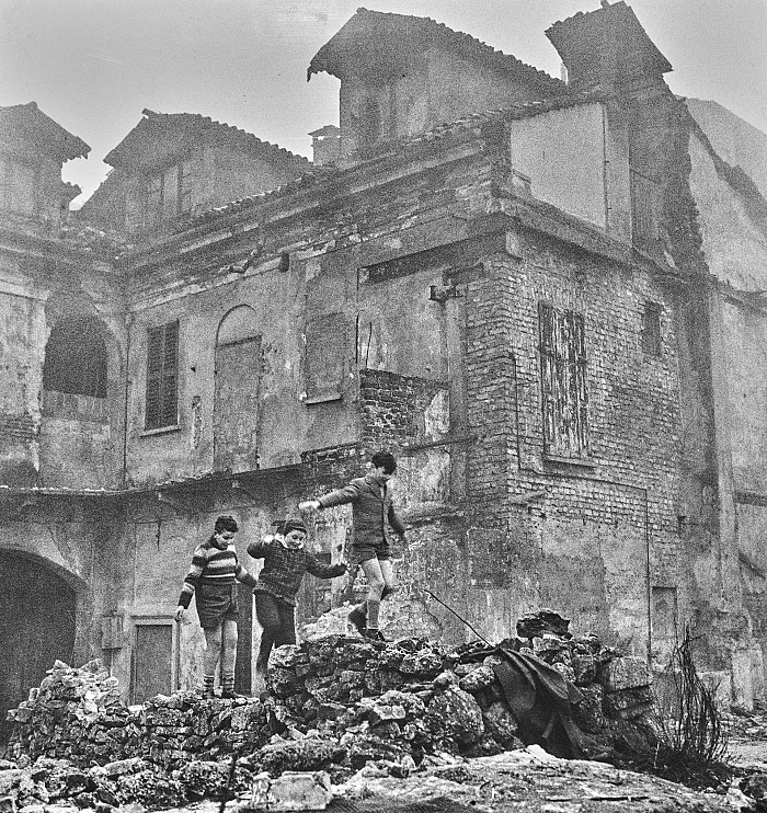 Nino De Pietro, Periferia di Milano, 1948.  Raccolte Museali Fratelli Alinari (RMFA) - Archivio De Pietro, Firenze