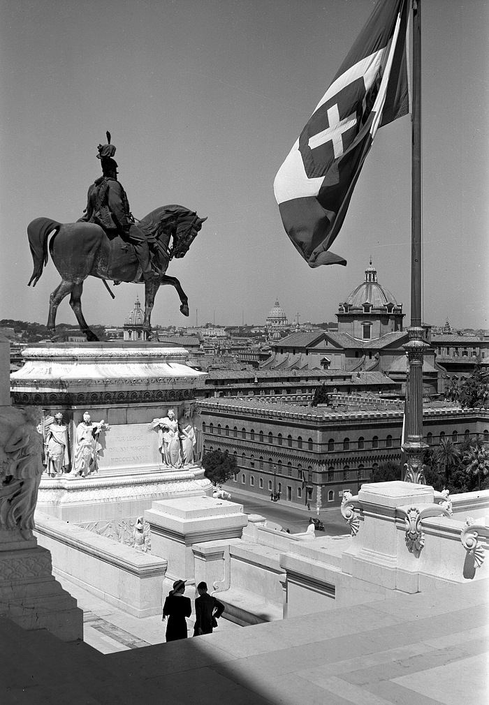 Ralph Deakin, Monument to Vittorio Emanuele II, or Vittoriano, Gelatine silver print, 1930 circa.  Ralph Deakin / RIBA Collections