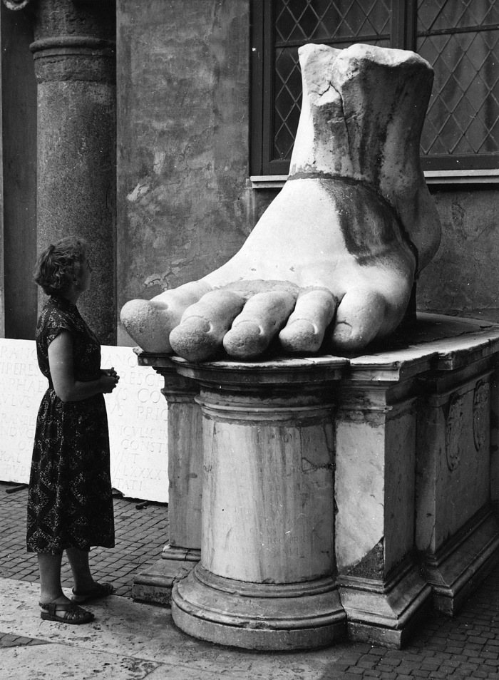 Edwin Smith, Fragments of the colossal statue of Constantine the Great, Palazzo dei Conservatori, Gelatine silver print, 1954.  Edwin Smith / RIBA Collections