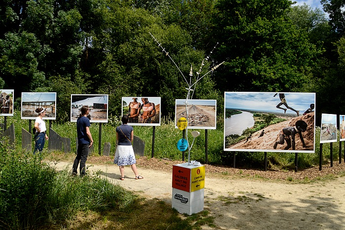 Durante la visita alla mostra La fin d'un monde di Fausto Podavini in esposizione allo Chemin des libellules nell'ambito di Festival Photo La Gacilly 2018.  FPmag.