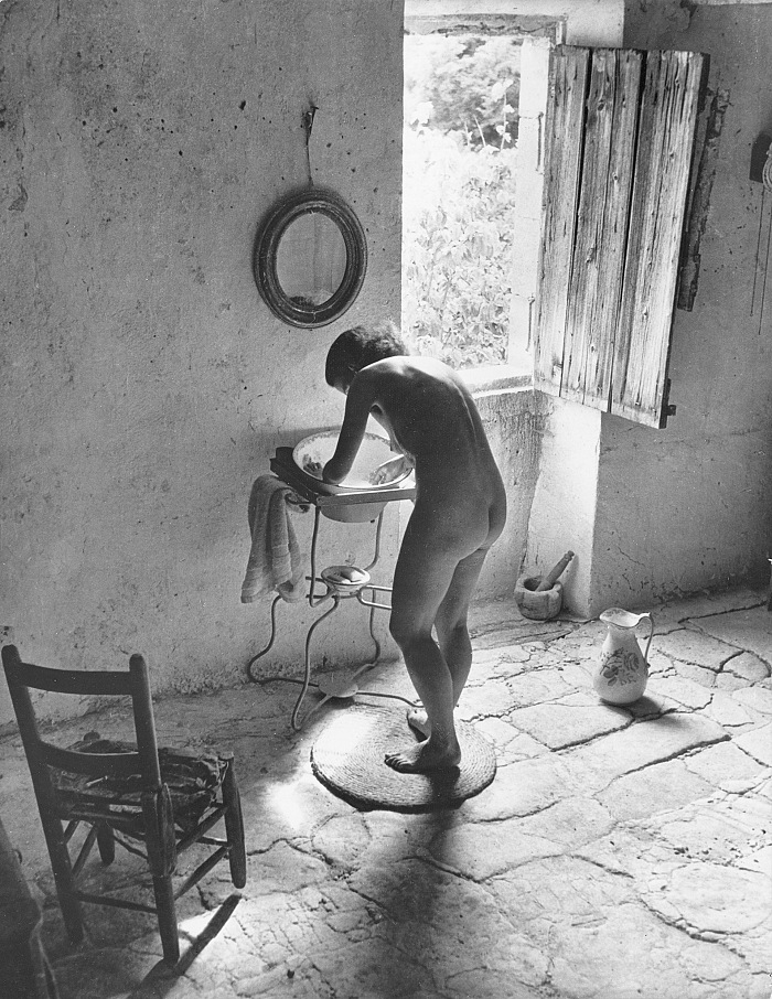 Willy Ronis, Le Nu provenal, Gordes, 1949. Willy Ronis, Ministre de la Culture / Mdiathque de larchitecture et du patrimoine / Dist RMN-GP  Donation Willy Ronis