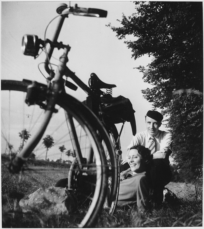 Willy Ronis, Jeanne et Jacques, prs de Paris, 1937. Willy Ronis, Ministre de la Culture / Mdiathque de larchitecture et du patrimoine / Dist RMN-GP  Donation Willy Ronis