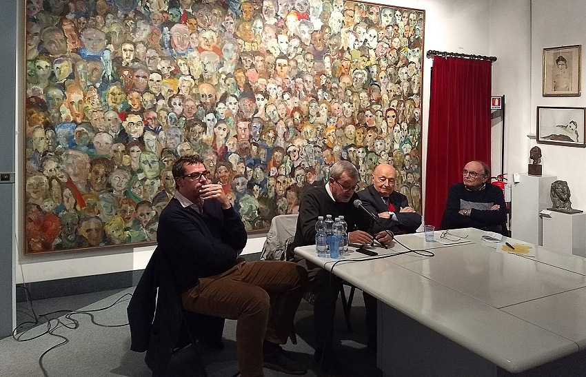 Un momento dell'intervento di Roberto Mutti durante l'inaugurazione della mostra 1978-2018. Quaranta anni di cultura a Milano negli archivi della Fondazione. Da sinistra: Jacopo Muzio, Roberto Mutti, Gianni Cervetti e Giorgio Seveso.  Pio Tarantini.