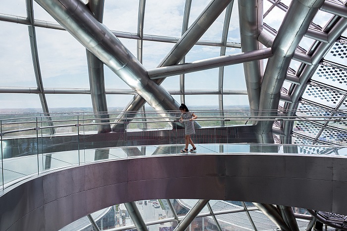 Filippo Venturi, Una ragazza cammina allinterno del Padiglione kazako dellExpo del 2017, dedicato al tema Energia del futuro, oggi adibito a museo. Astana/Nursultan, Kazakistan, 2018.  Filippo Venturi.