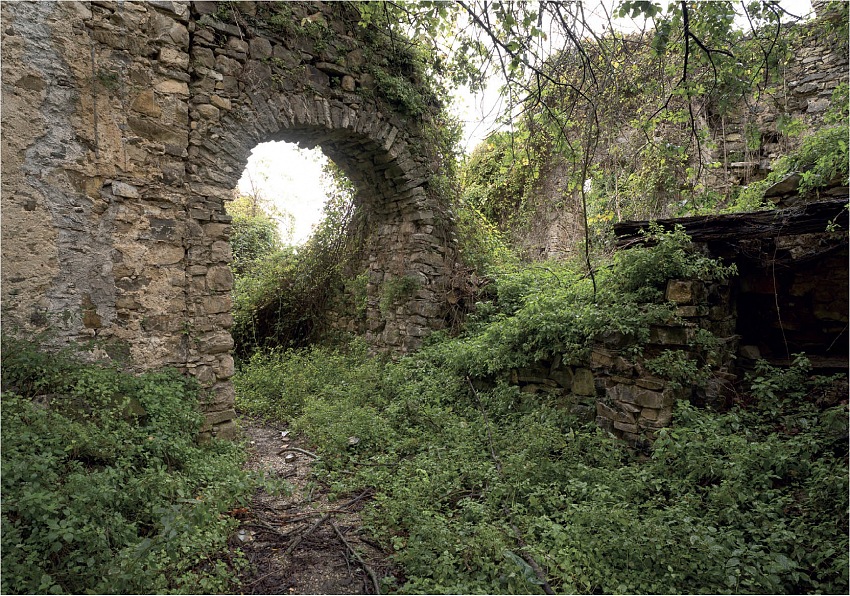 Gianni Comunale, Roscigno Vecchia, provincia di Salerno, dal progetto Cs Carte. Un viaggio nei luoghi e nella memoria.  Gianni Comunale.