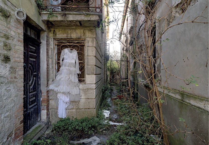 Gianni Comunale, Apice Vecchia, provincia di Benevente, dal progetto Cs Carte. Un viaggio nei luoghi e nella memoria.  Gianni Comunale.