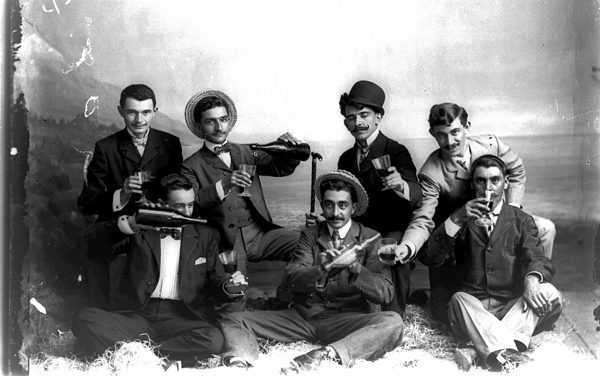 Autore sconosciuto, Ritratto in studio di gruppo di giovani che festeggiano, 1920 circa.