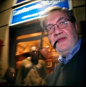 Salvo Veneziano, Vincenzo Mirisola davanti all'ingresso di Lanterna Magica, Palermo 2009.  Salvo Veneziano/Palermofoto.