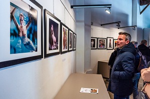 Un momento dell'inaugurazione della mostra Il Grande sogno di Chiara Samugheo presso la sala delle Carrozze di Villa Marazzi a Cesano Boscone, in provincia di Milano.  FPmag.