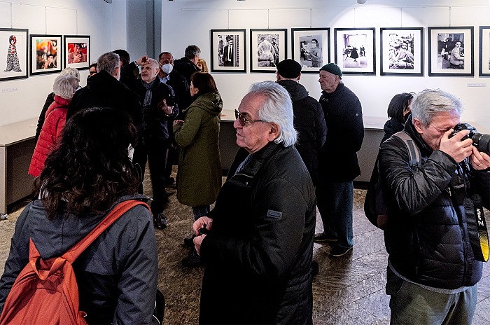 Un momento dell'inaugurazione della mostra Il Grande sogno di Chiara Samugheo presso la sala delle Carrozze di Villa Marazzi a Cesano Boscone, in provincia di Milano.  FPmag.