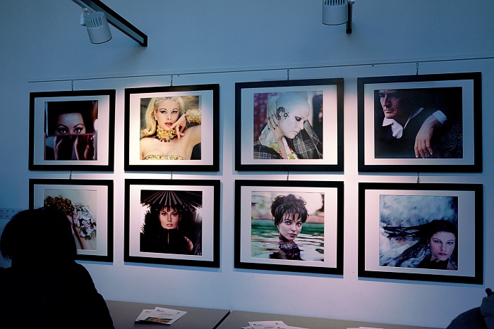 Un momento dell'inaugurazione della mostra Il Grande sogno di Chiara Samugheo presso la sala delle Carrozze di Villa Marazzi a Cesano Boscone, in provincia di Milano.  FPmag.