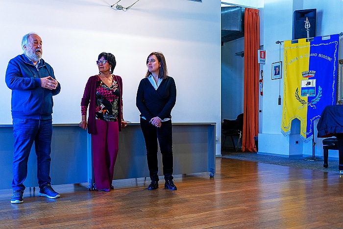 Un momento dell'inaugurazione della mostra Il Grande sogno di Chiara Samugheo presso la sala delle Carrozze di Villa Marazzi a Cesano Boscone, in provincia di Milano. Da sinistra, Lino Aldi del Circolo Fotografico Milanese, Elvira Pavesi del circolo fotografico Cizanum, l'assessora alla Cultura del Comune di Cesano Boscone, Mara Lucia Rubichi.  FPmag.