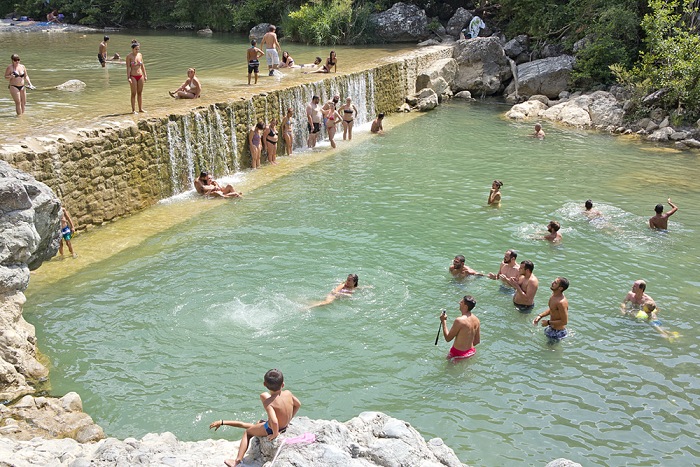 Sandro Bini, Masso delle Fanciulle, fiume Cecina, dalla mostra Pesci d'acqua dolce.  Sandro Bini