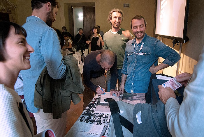 Michele Borzoni firma una copia di Memorandum al termine del talk di Terra Project nell'ambito di Cortona On The Move 2016.  Stefania Biamonti/FPmag.